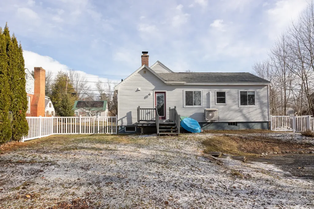 82 Oakland Street Waterville ME 04901