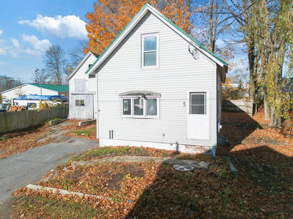21 Water Street Clinton ME 04927