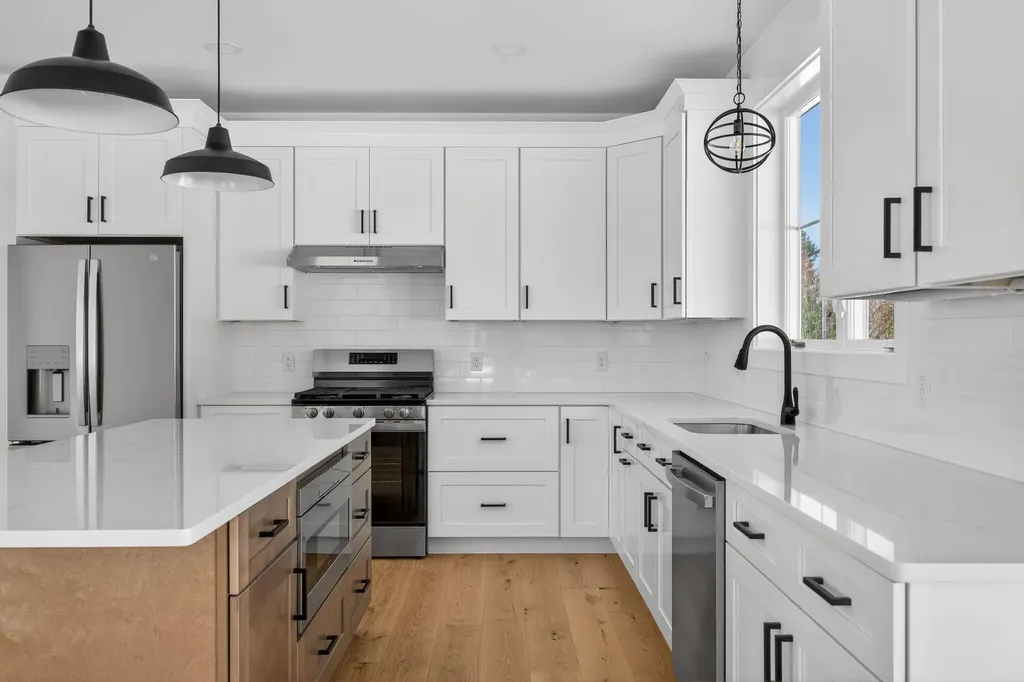 10 Aerie Drive Gray ME 04039