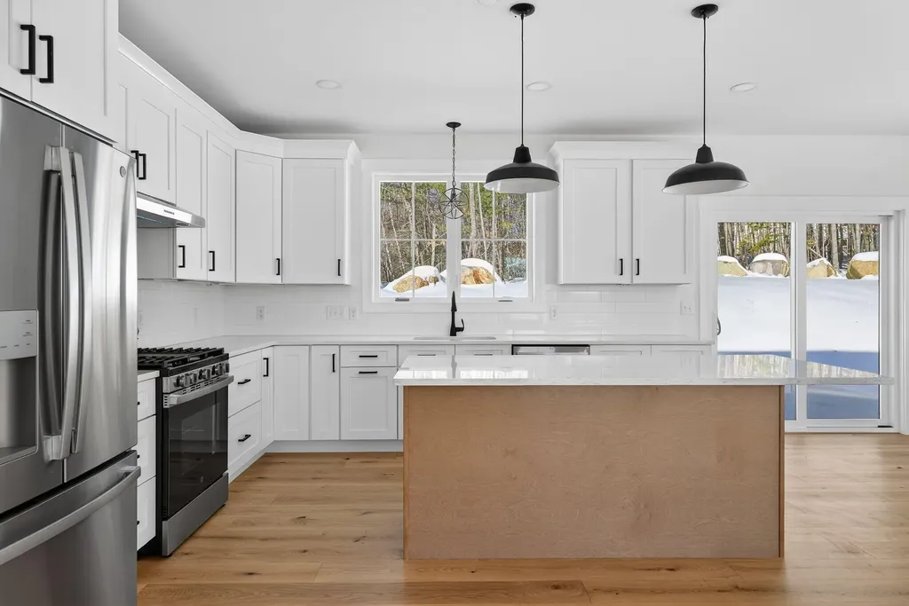 10 Aerie Drive Gray ME 04039