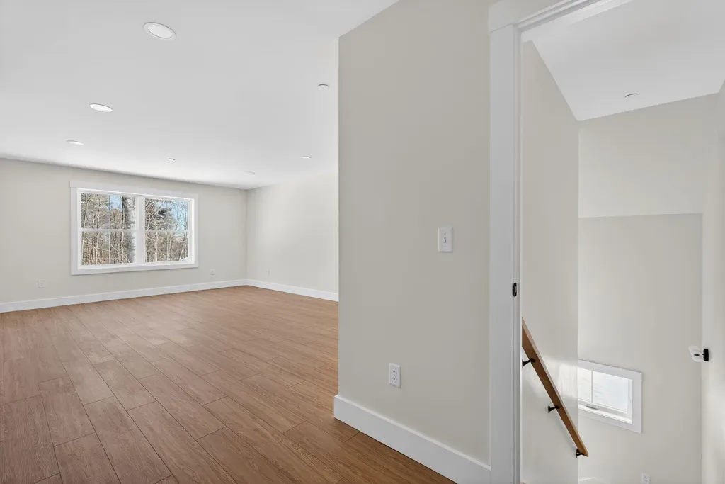 10 Aerie Drive Gray ME 04039