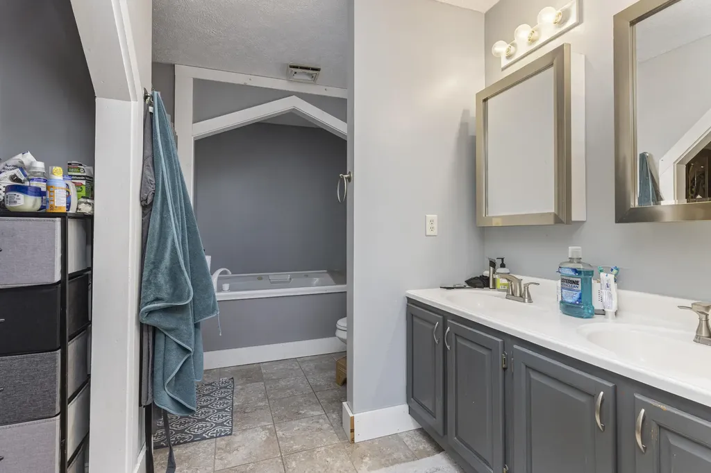 589 King Street Oxford ME 04270