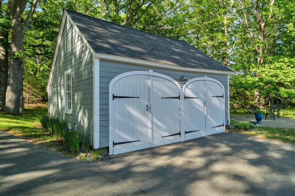 589 York Street York ME 03909