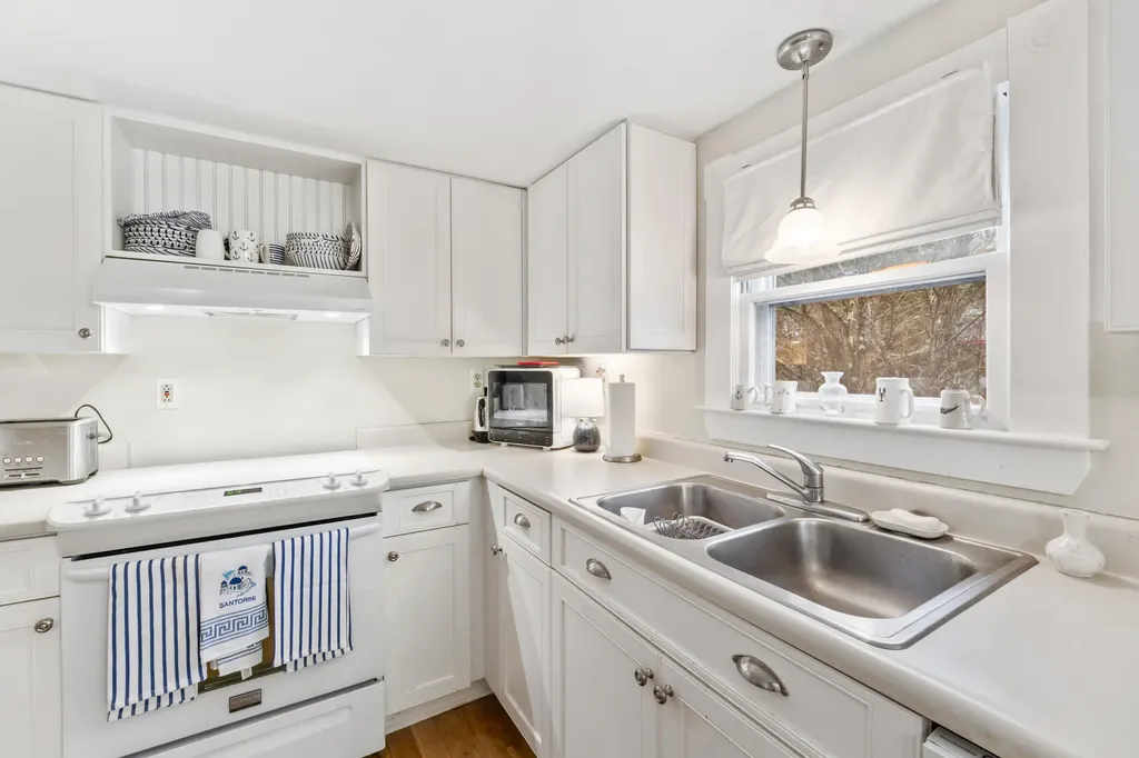 589 York Street York ME 03909