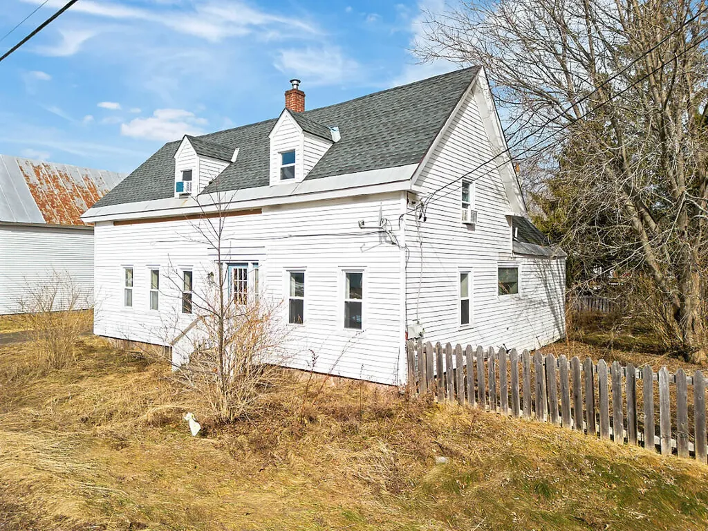 16 Maple Street Vassalboro ME 04989