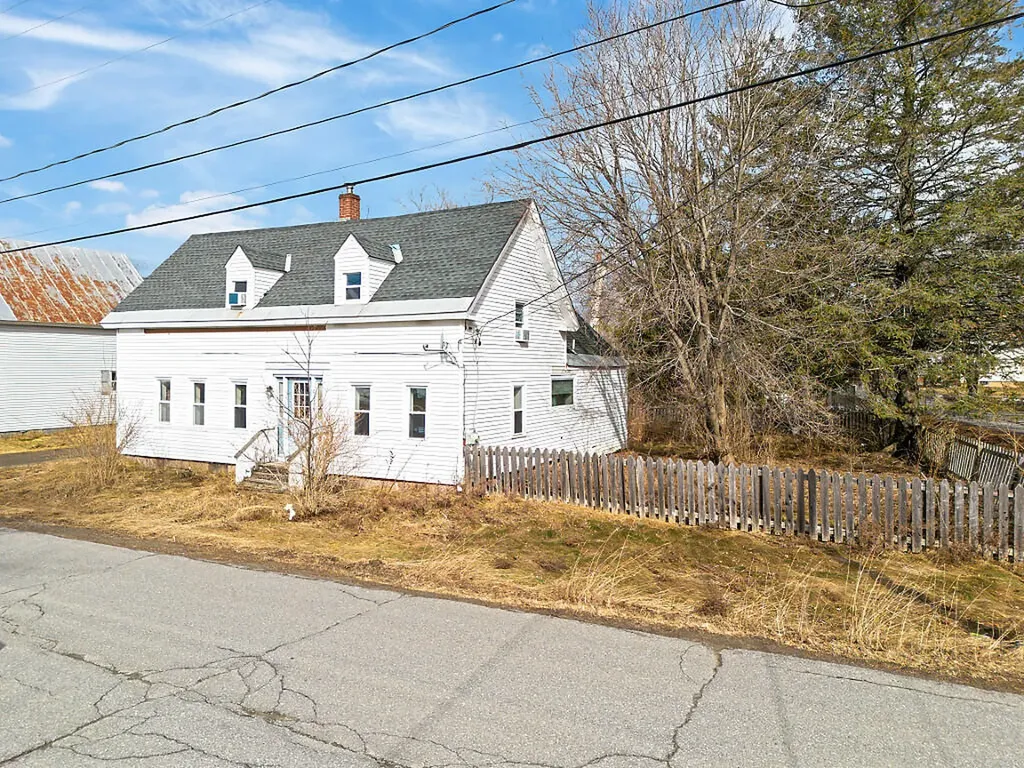 16 Maple Street Vassalboro ME 04989