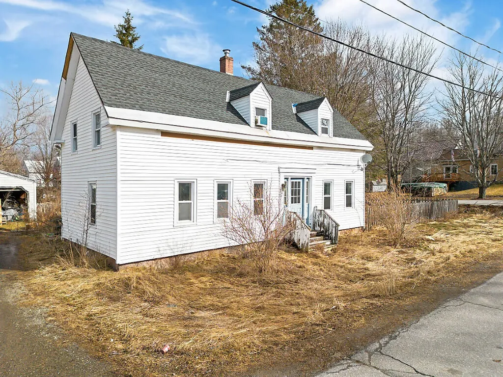 16 Maple Street Vassalboro ME 04989