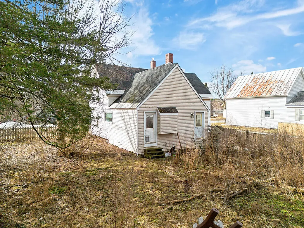 16 Maple Street Vassalboro ME 04989