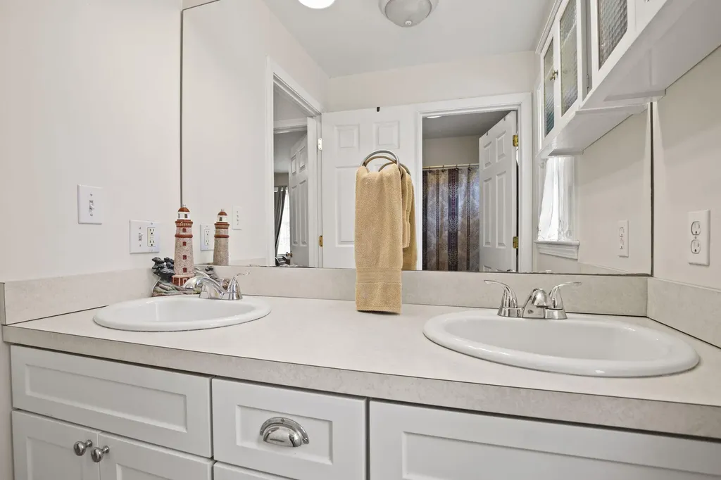 5 Izzy Lane Kittery ME 03904