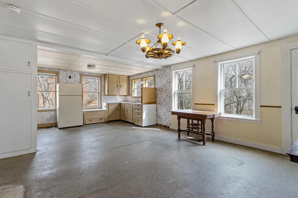 982 King Street Oxford ME 04270