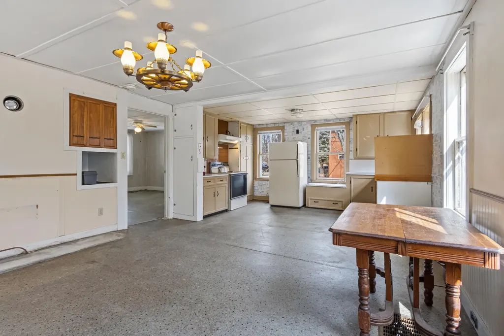982 King Street Oxford ME 04270