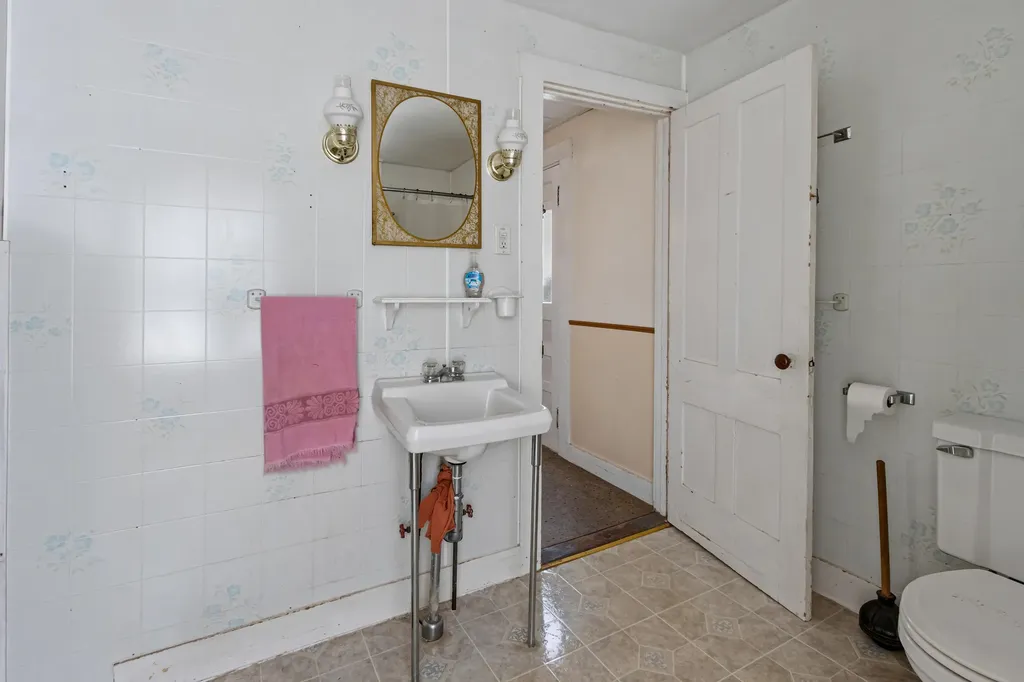 982 King Street Oxford ME 04270