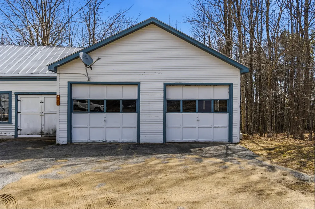982 King Street Oxford ME 04270