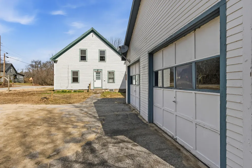 982 King Street Oxford ME 04270
