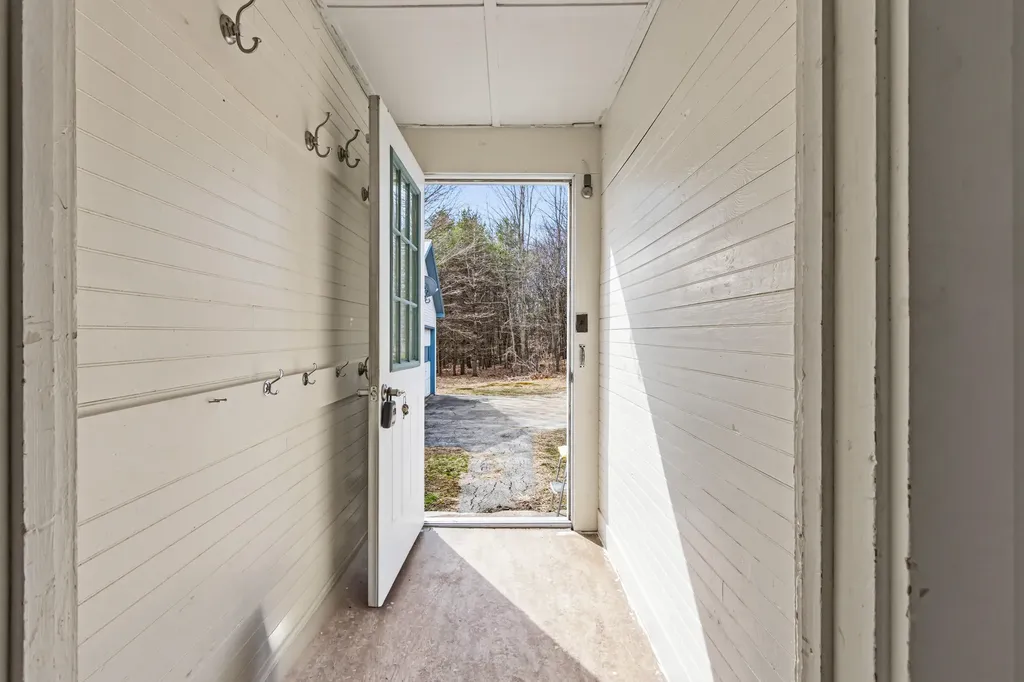 982 King Street Oxford ME 04270