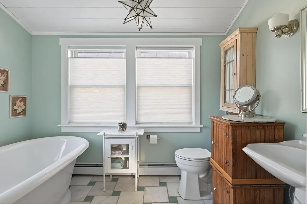 202 Two Lights Road Cape Elizabeth ME 04107