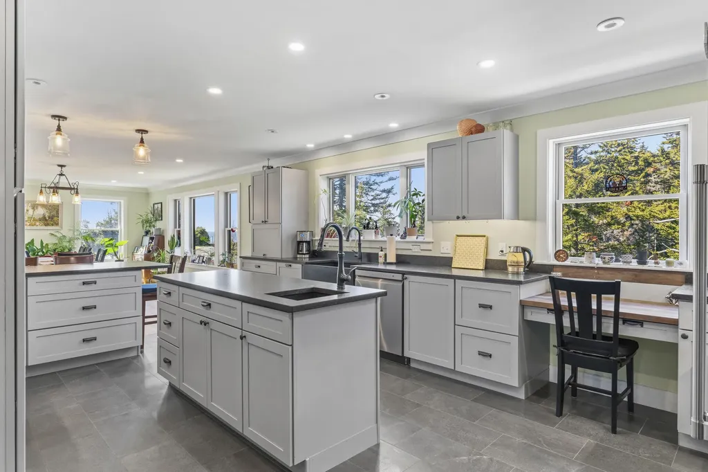 27 Seacrest Circle Phippsburg ME 04562