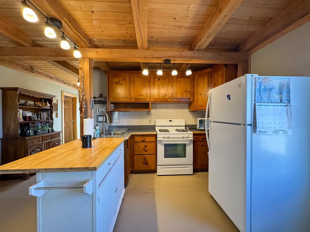 643 Averill Road Prentiss Twp T7 R3 Nbpp ME 04487