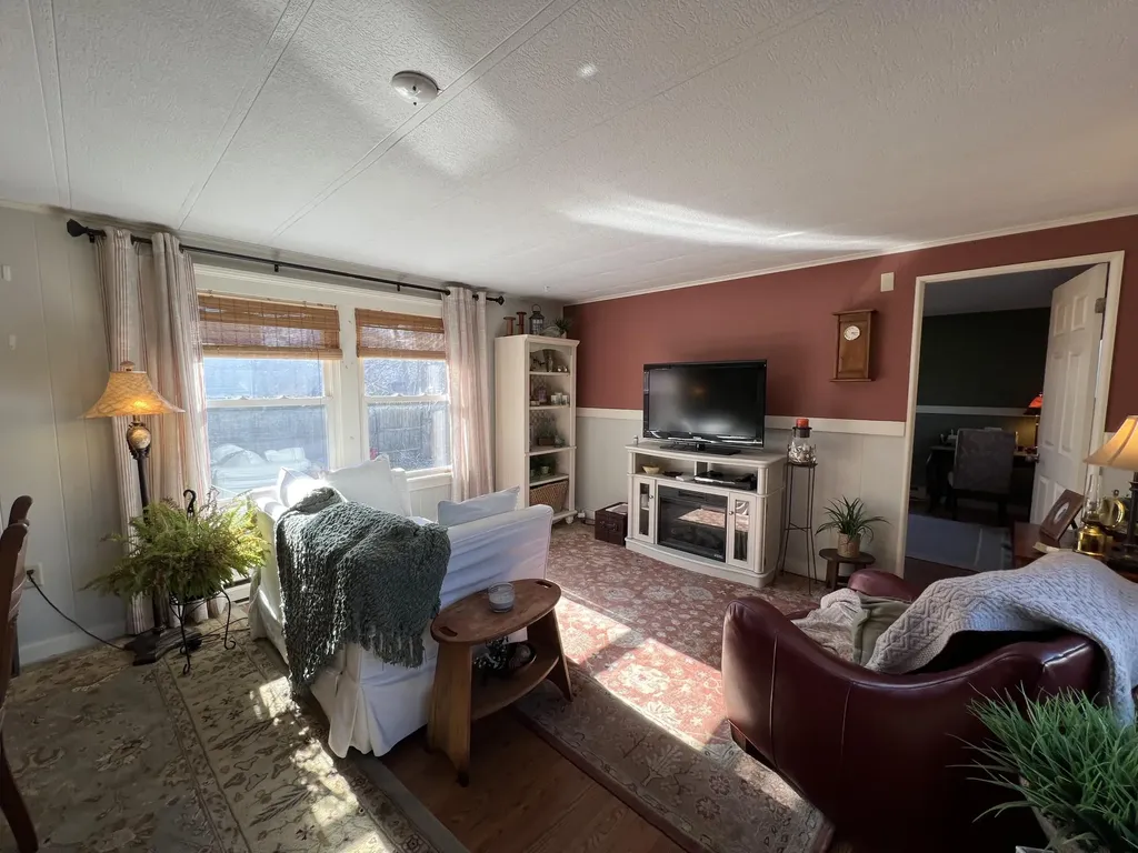 15 Marks Lane Rockland ME 04841