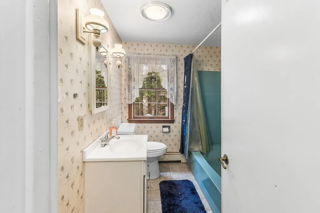 28 Hillview Avenue Limerick ME 04048