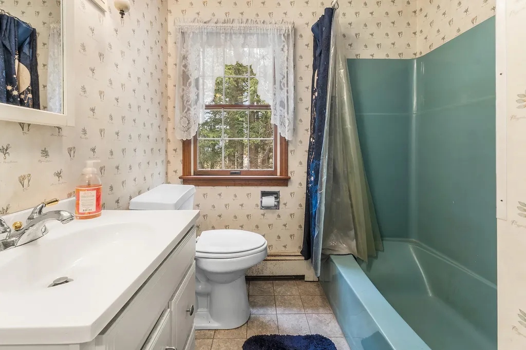 28 Hillview Avenue Limerick ME 04048
