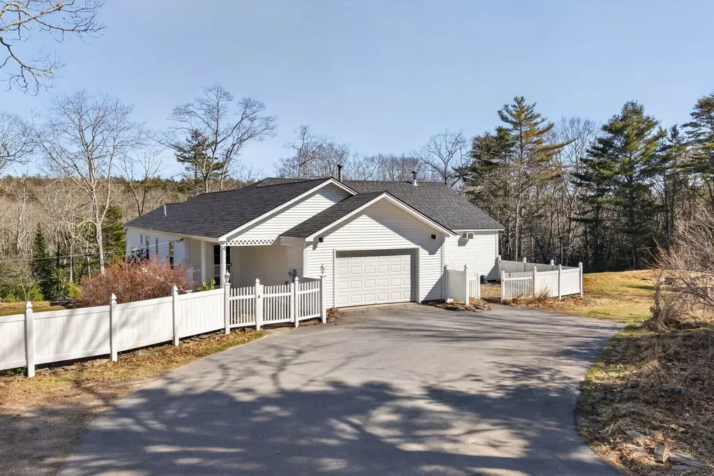 9 Hoffman's Way Georgetown ME 04548