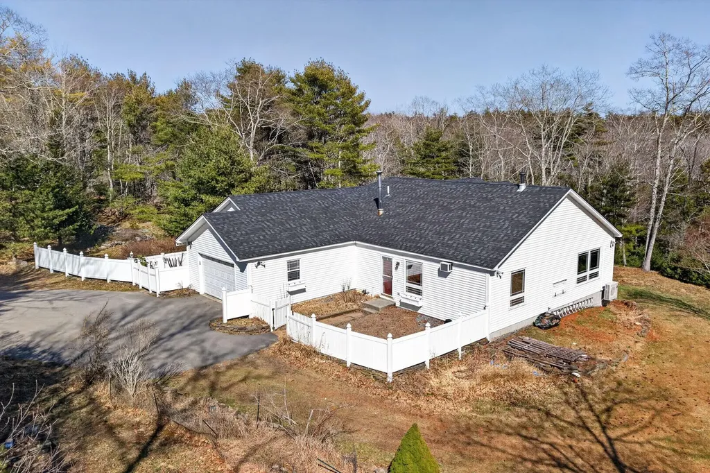 9 Hoffman's Way Georgetown ME 04548