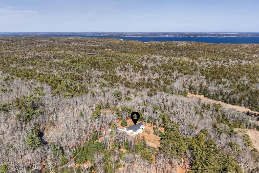 9 Hoffman's Way Georgetown ME 04548