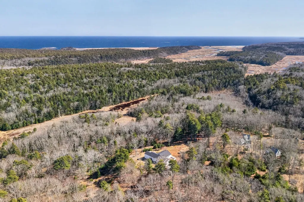 9 Hoffman's Way Georgetown ME 04548