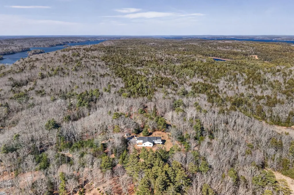9 Hoffman's Way Georgetown ME 04548