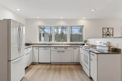 9 Hoffman's Way Georgetown ME 04548