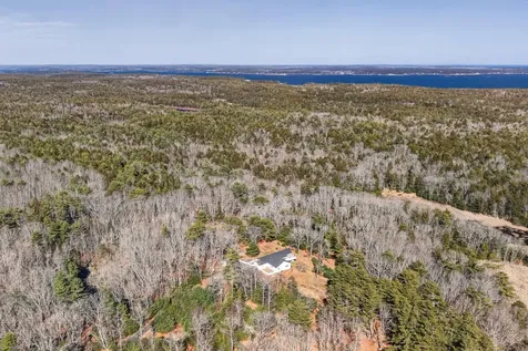 9 Hoffman's Way Georgetown ME 04548