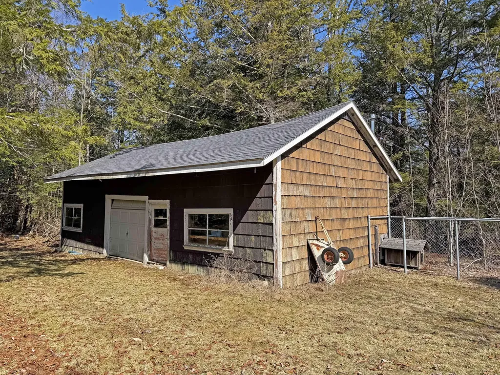 685 Main Road Holden ME 04429