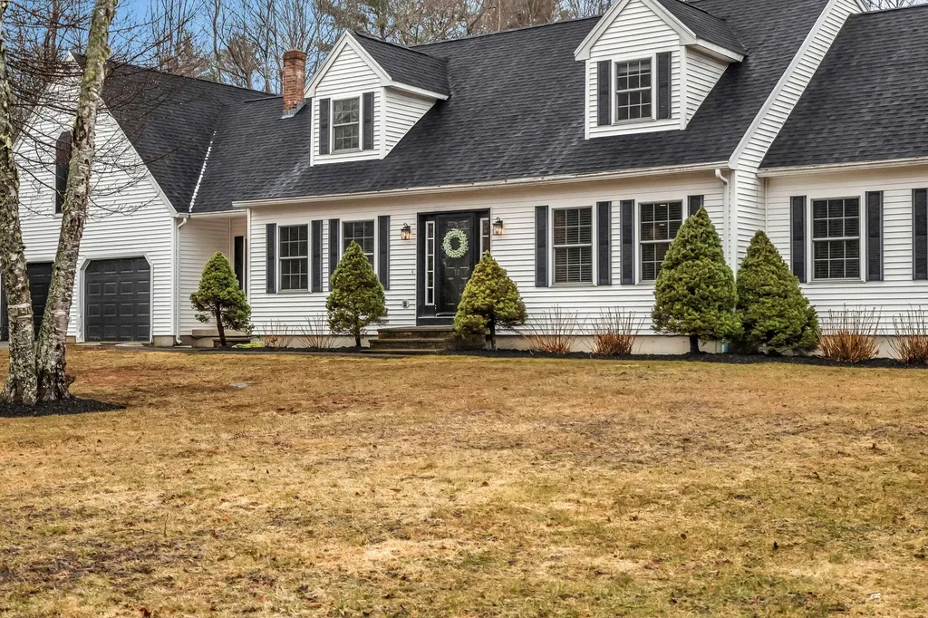 12 Surrey Lane Hampden ME 04444