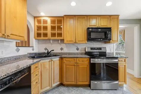 34 Mcauley Road Cape Elizabeth ME 04107