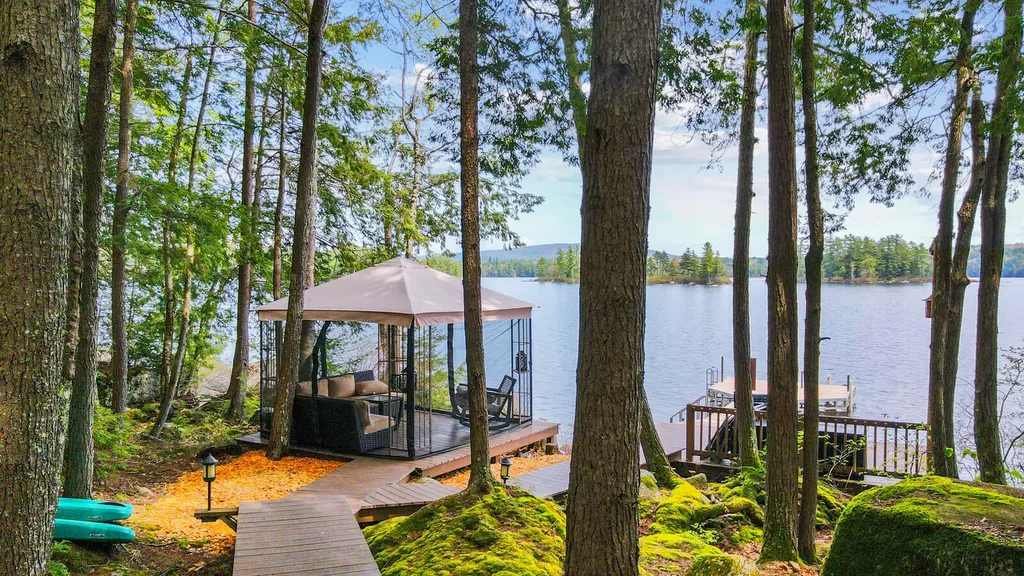 208 Main Road Chesterville ME 04938