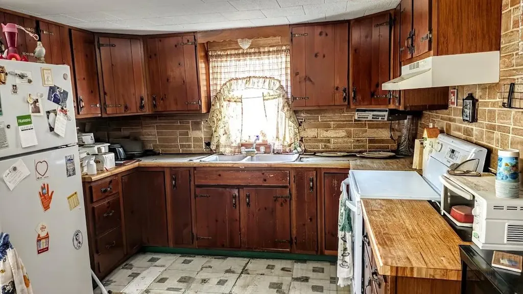 22 Horseshoe Road Medway ME 04460