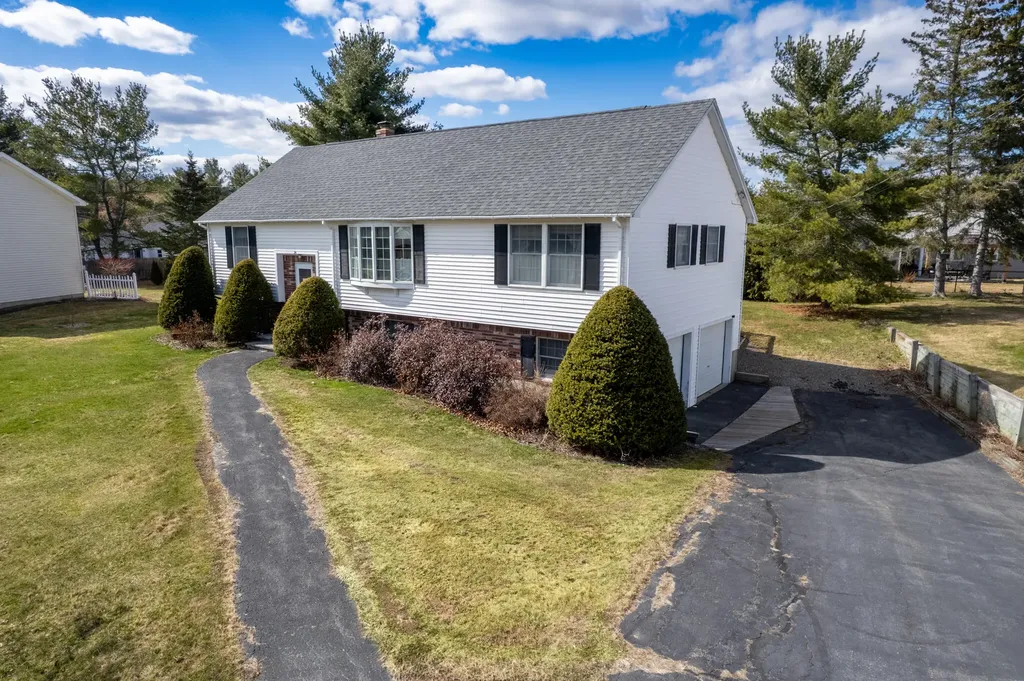24 Laurel Circle Bangor ME 04401