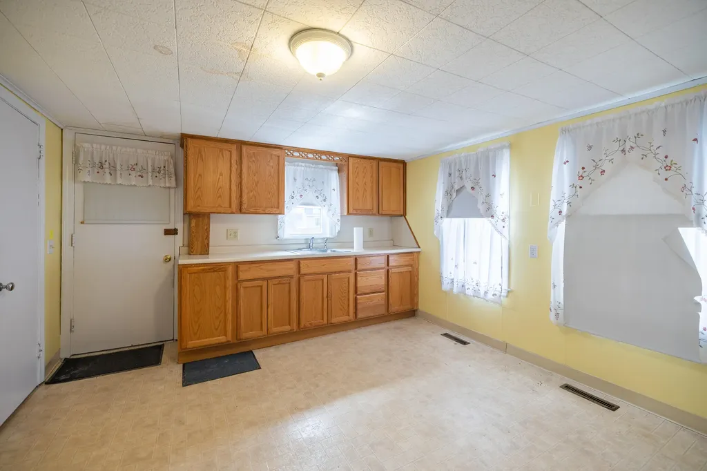 102 Mcnamara Street Lewiston ME 04240