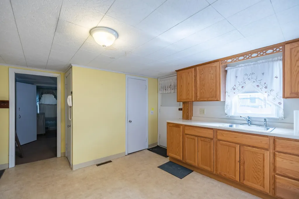 102 Mcnamara Street Lewiston ME 04240