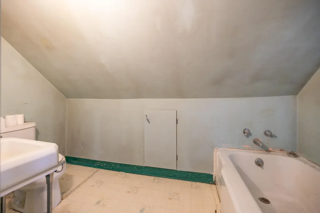 102 Mcnamara Street Lewiston ME 04240