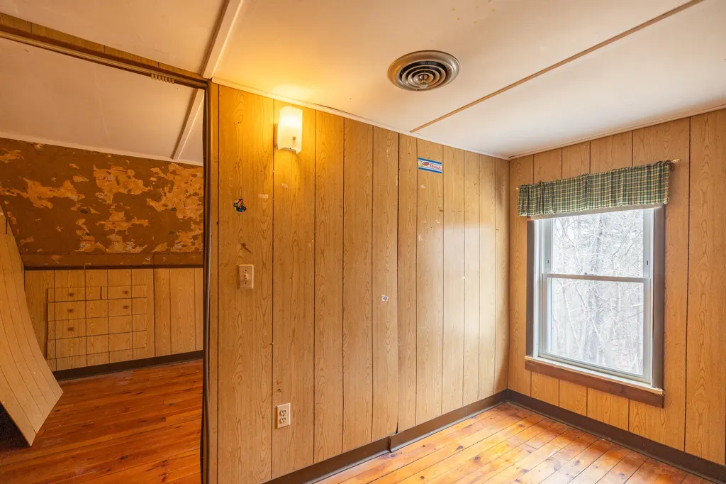 102 Mcnamara Street Lewiston ME 04240