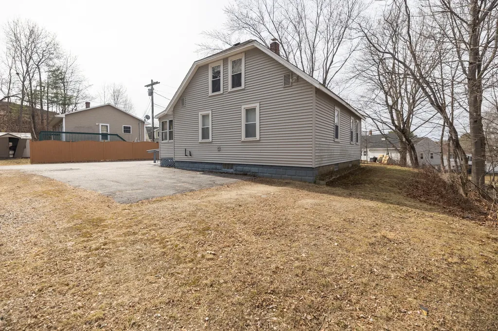 102 Mcnamara Street Lewiston ME 04240