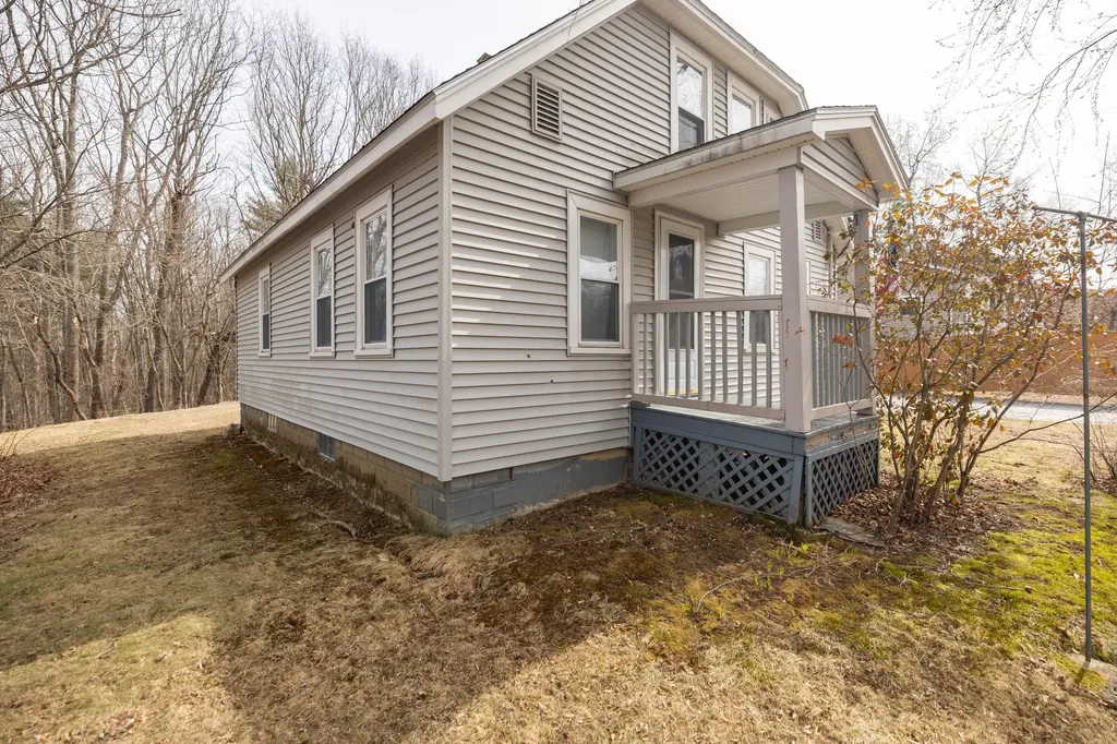 102 Mcnamara Street Lewiston ME 04240