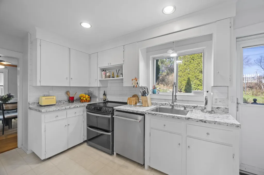 30 Bridge Street Kittery ME 03904