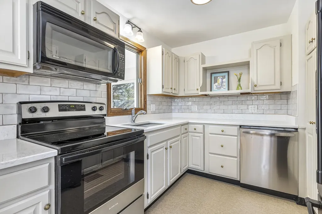 16 Meadow Way Cape Elizabeth ME 04107