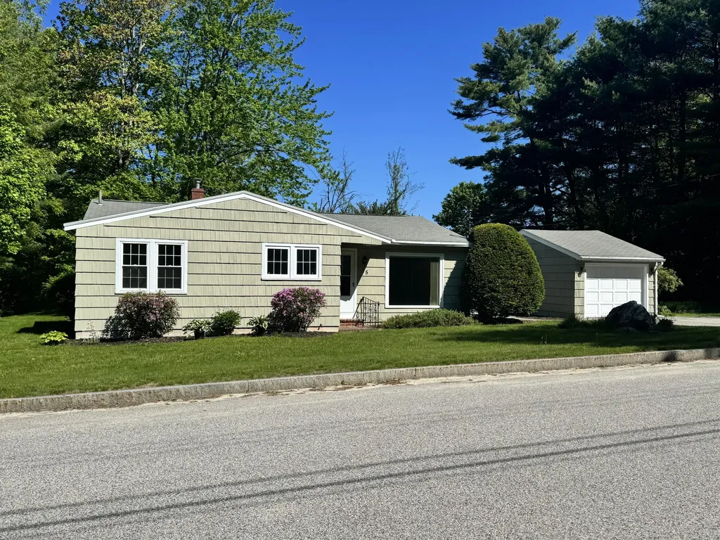 15 Moore Avenue Auburn ME 04210