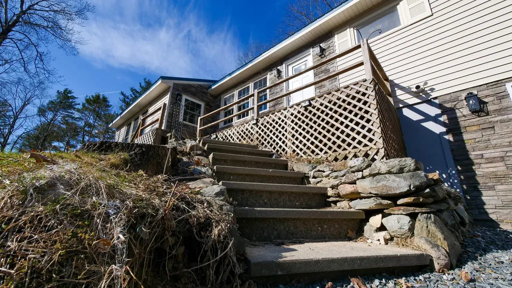 16 Gardner Road Orono ME 04473