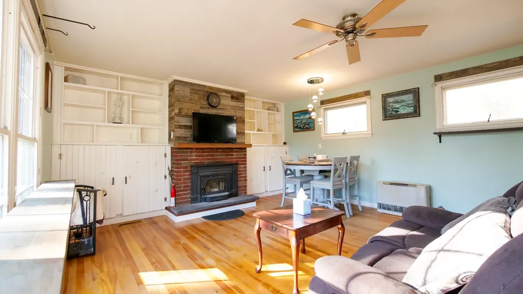 16 Gardner Road Orono ME 04473