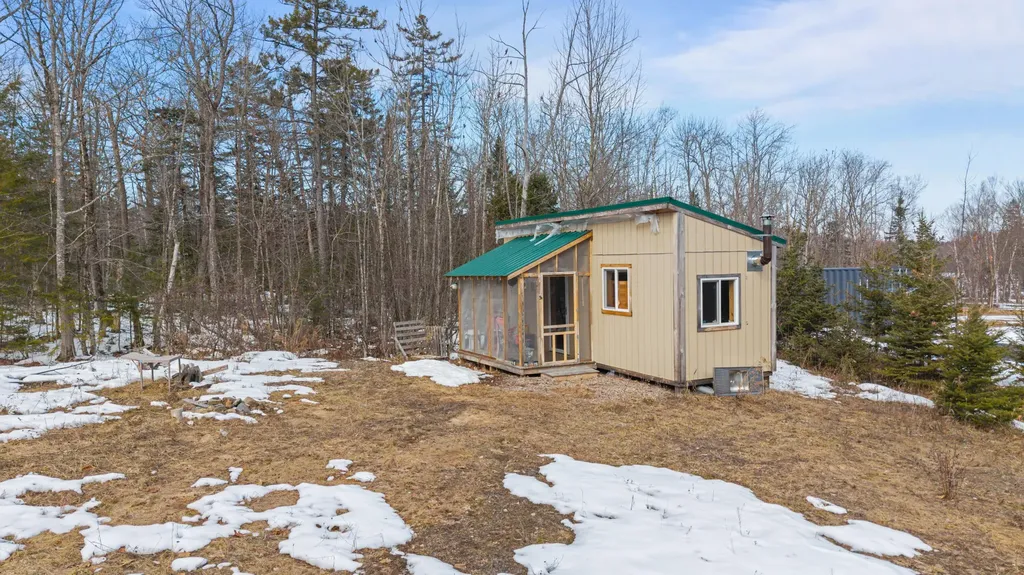 3 New England Road Abbot ME 04406